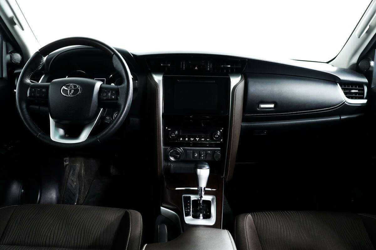 Toyota Fortuner с пробегом — 2018 год. Фото: #10