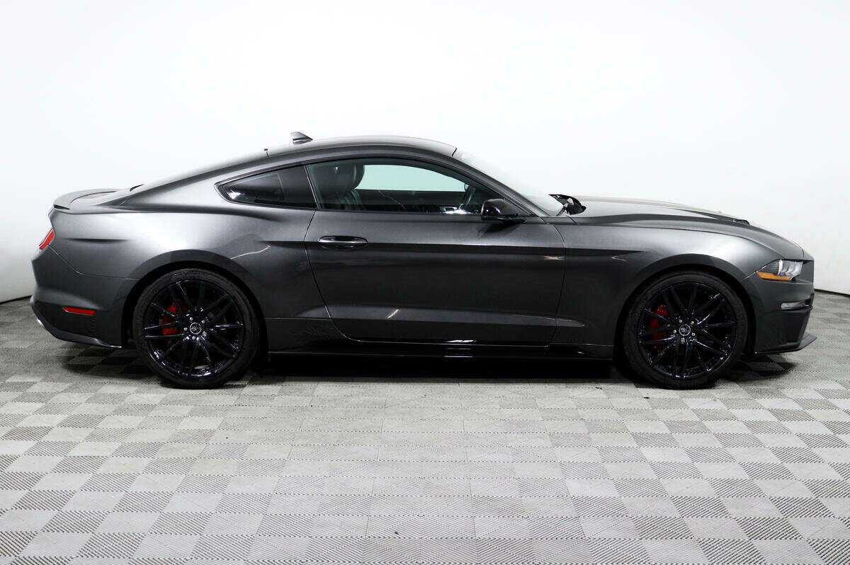 Ford Mustang с пробегом — 2020 год. Фото: #3