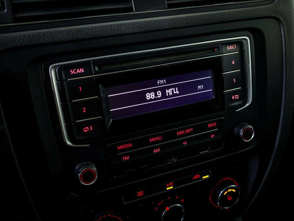 Volkswagen Jetta с пробегом — 2014 год. Фото: #11