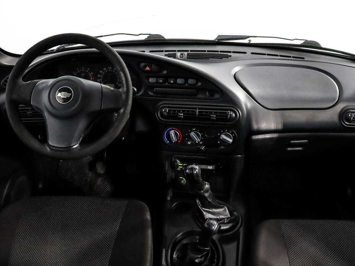 Chevrolet Niva с пробегом — 2011 год. Фото: #12