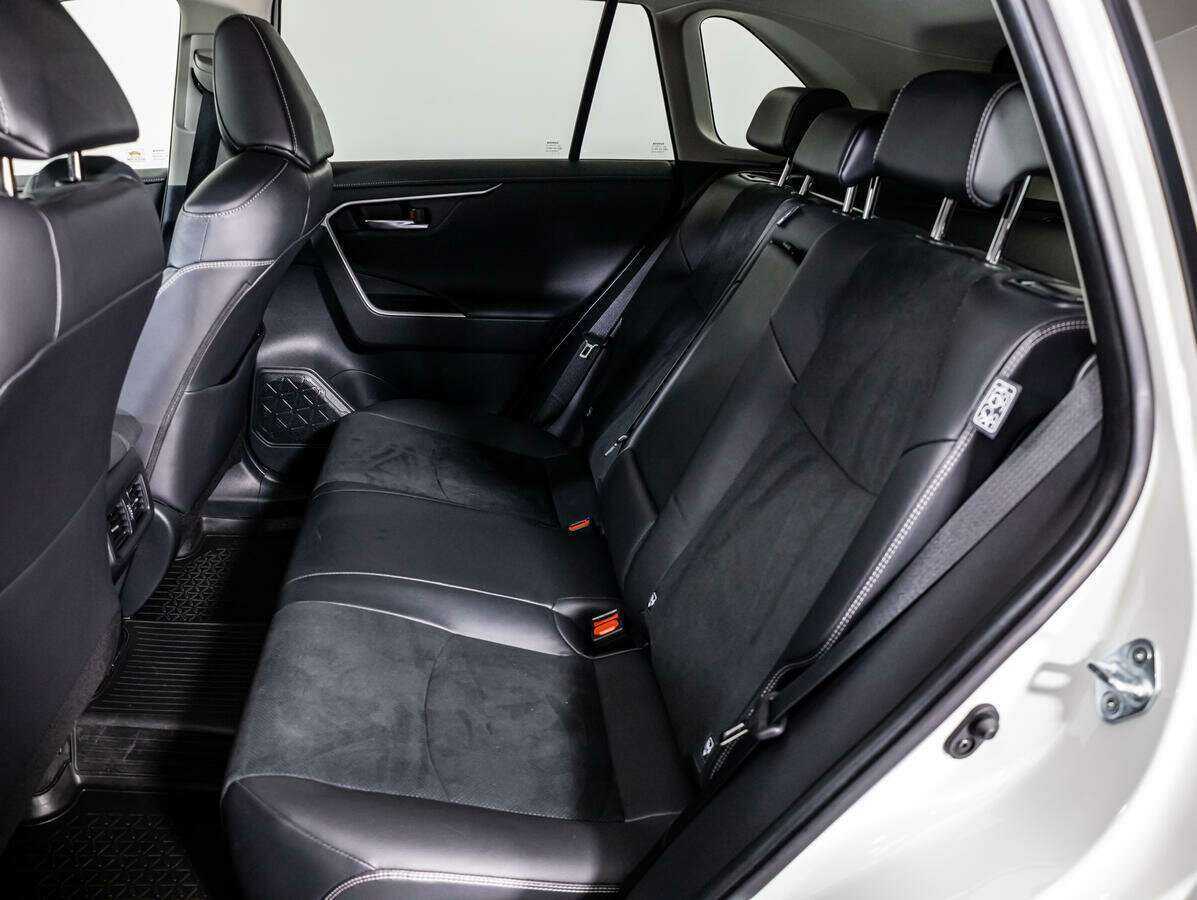 Toyota RAV4 с пробегом — 2020 год. Фото: #7