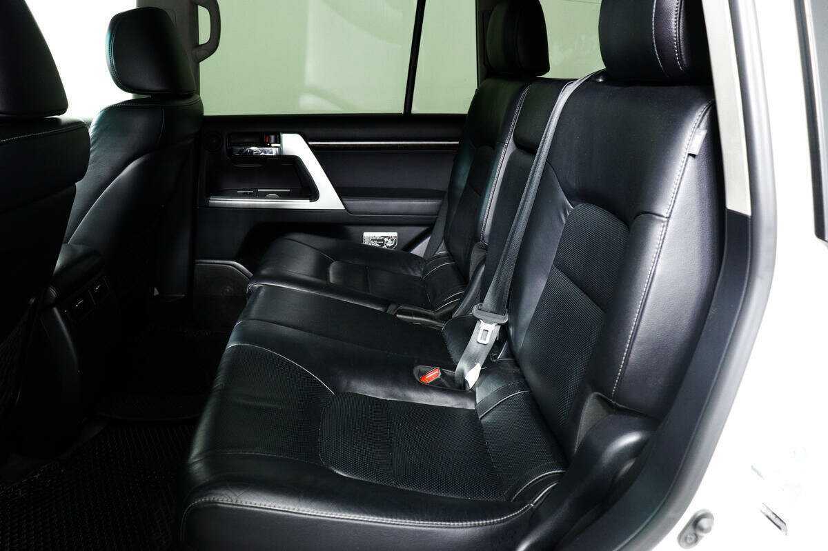 Toyota Land Cruiser с пробегом — 2013 год. Фото: #9