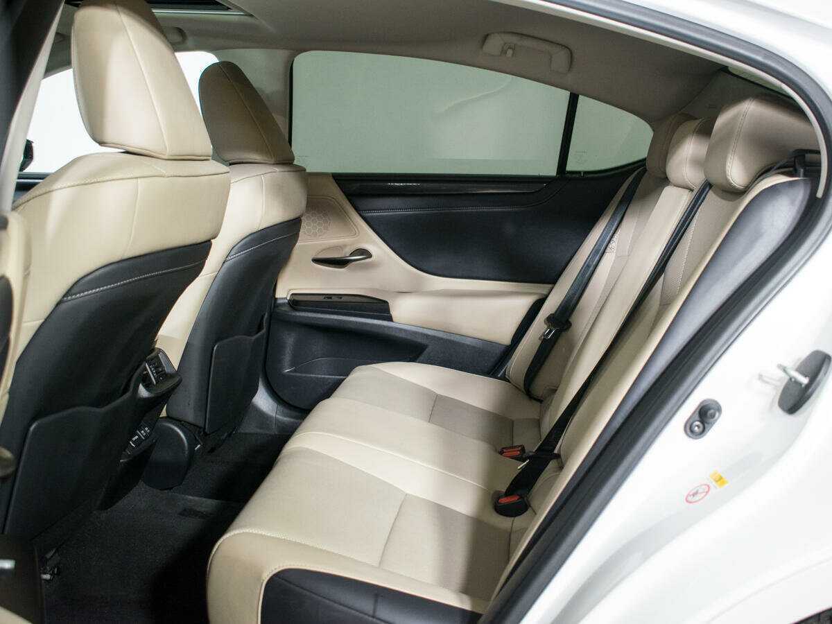 Lexus ES с пробегом — 2019 год. Фото: #9