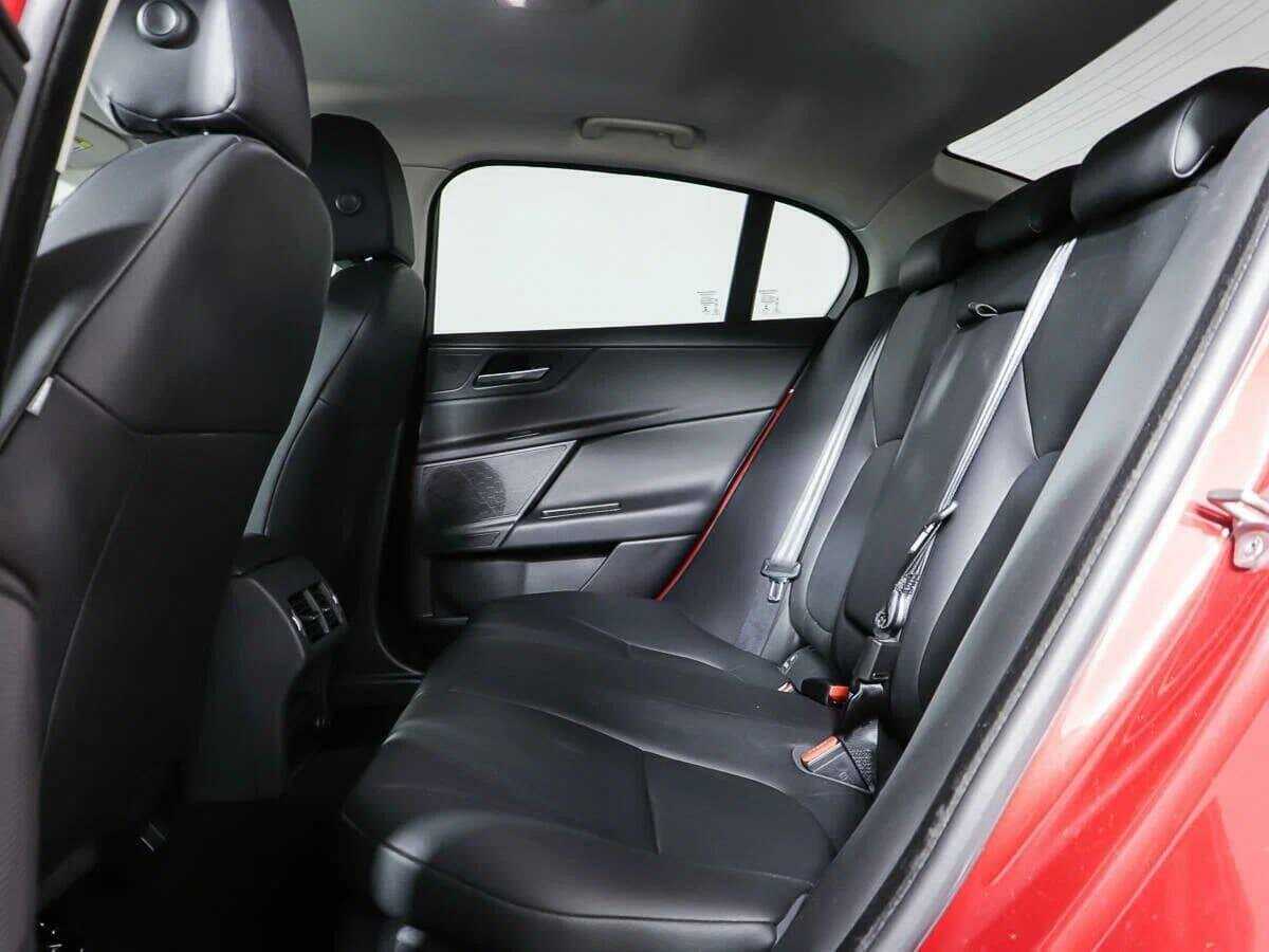 Jaguar XE с пробегом — 2018 год. Фото: #12