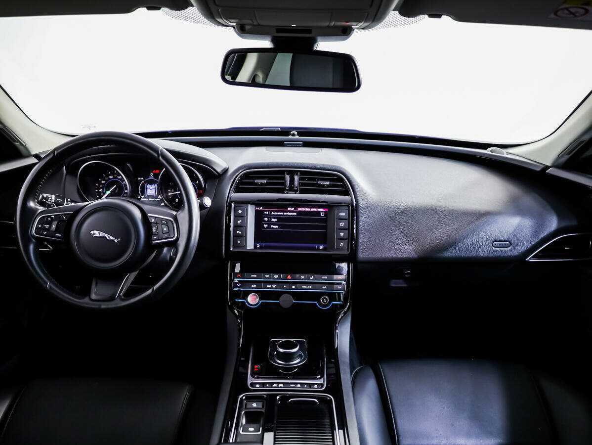 Jaguar XE с пробегом — 2017 год. Фото: #8