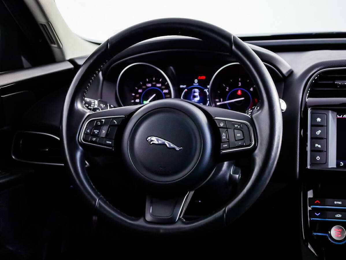Jaguar XE с пробегом — 2017 год. Фото: #10
