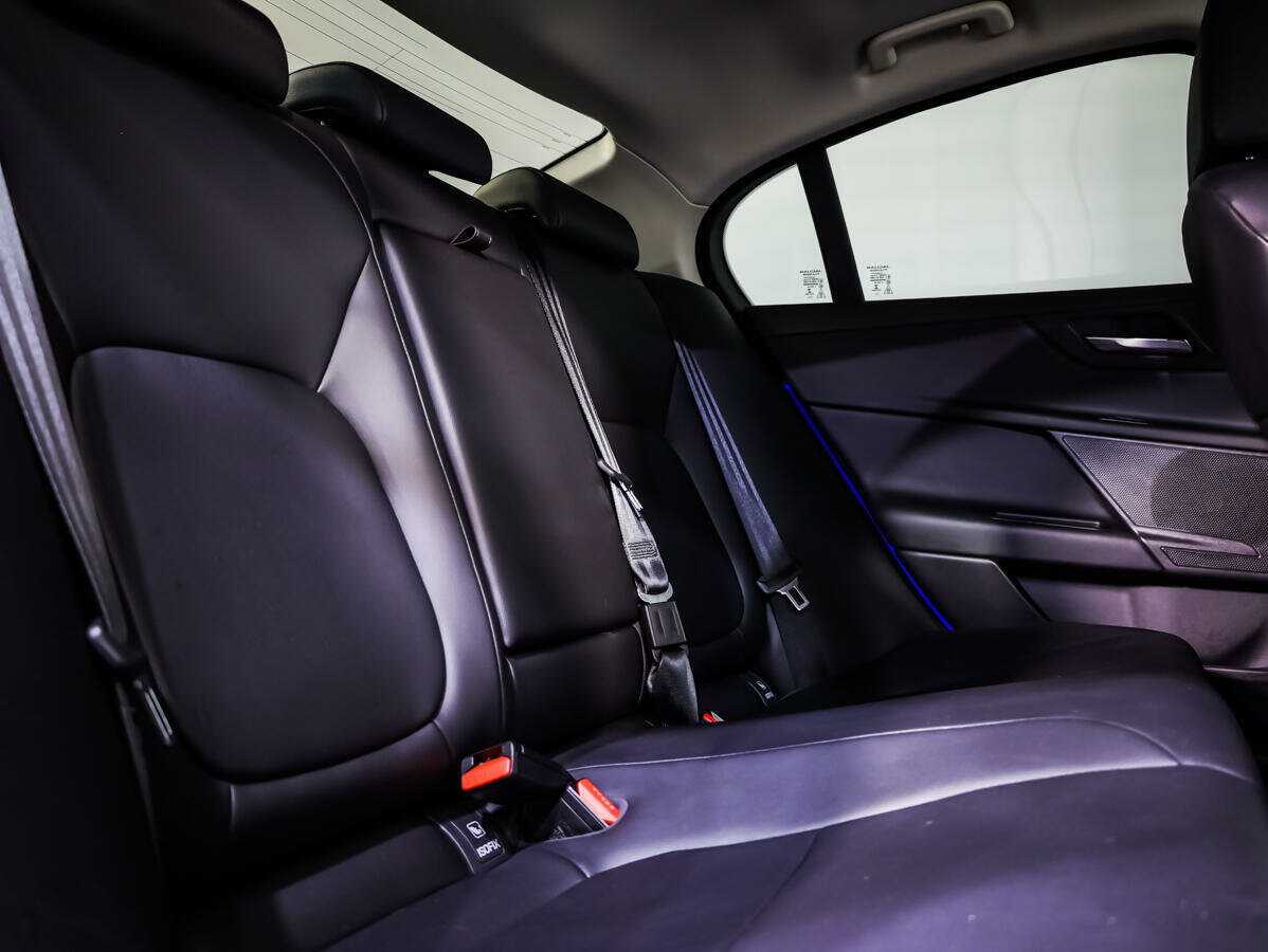 Jaguar XE с пробегом — 2017 год. Фото: #12
