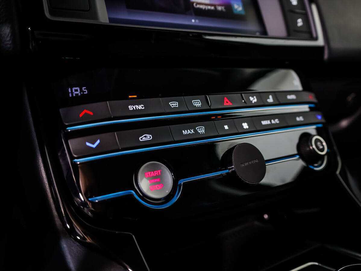 Jaguar XE с пробегом — 2017 год. Фото: #13