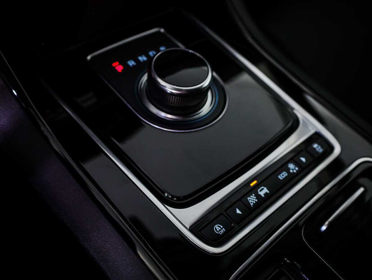 Jaguar XE с пробегом — 2017 год. Фото: #14