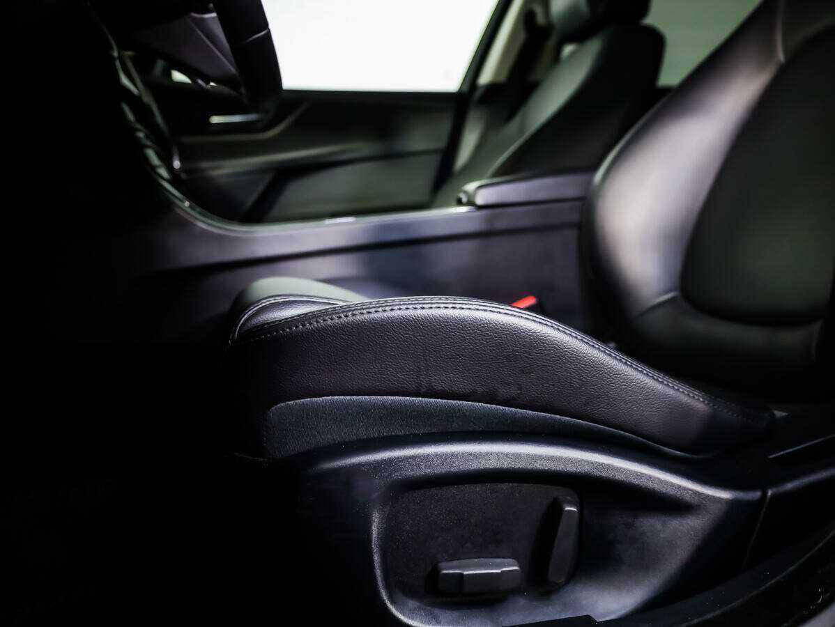 Jaguar XE с пробегом — 2017 год. Фото: #15