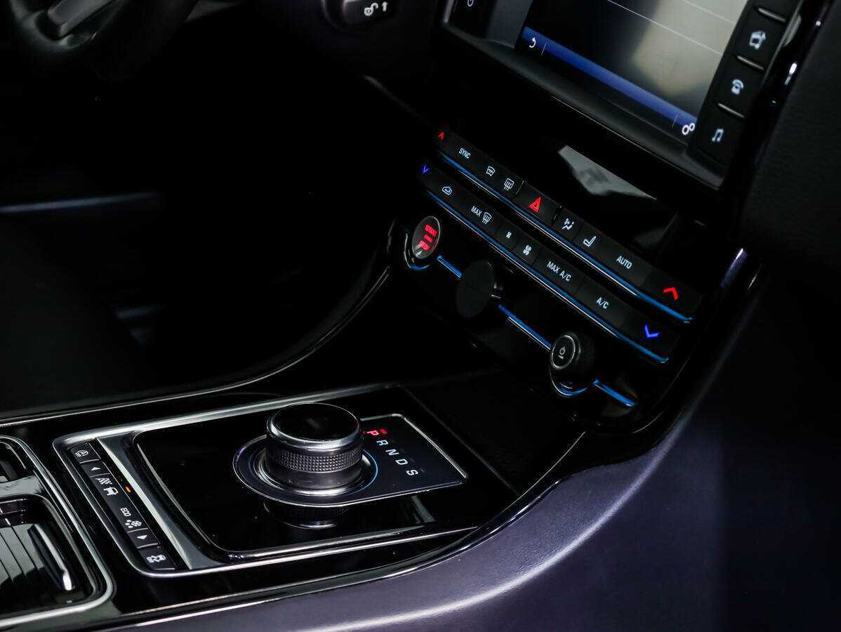 Jaguar XE с пробегом — 2017 год. Фото: #16