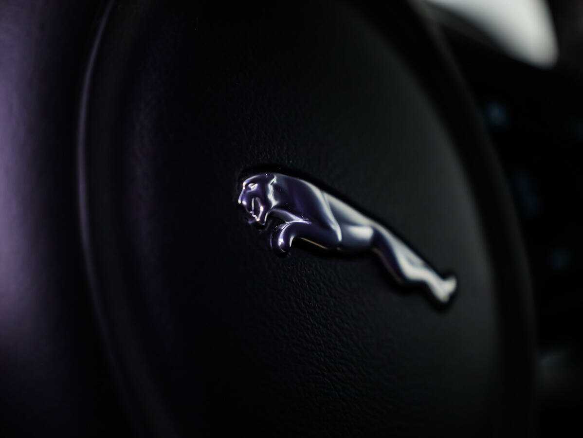 Jaguar XE с пробегом — 2017 год. Фото: #17