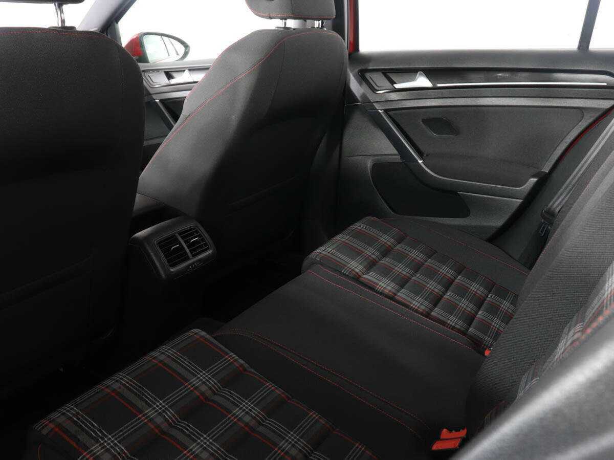 Volkswagen Golf GTI с пробегом — 2013 год. Фото: #10