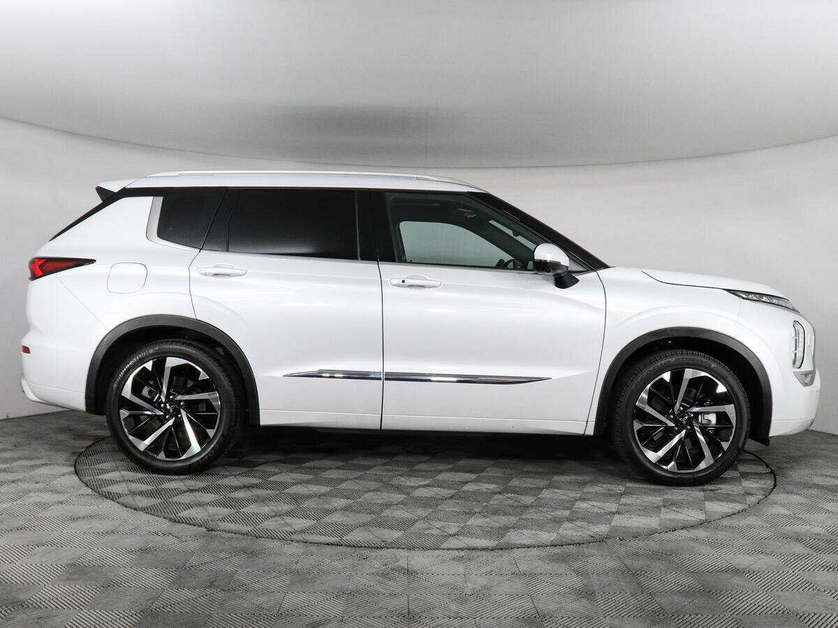 Mitsubishi Outlander с пробегом — 2023 год. Фото: #3