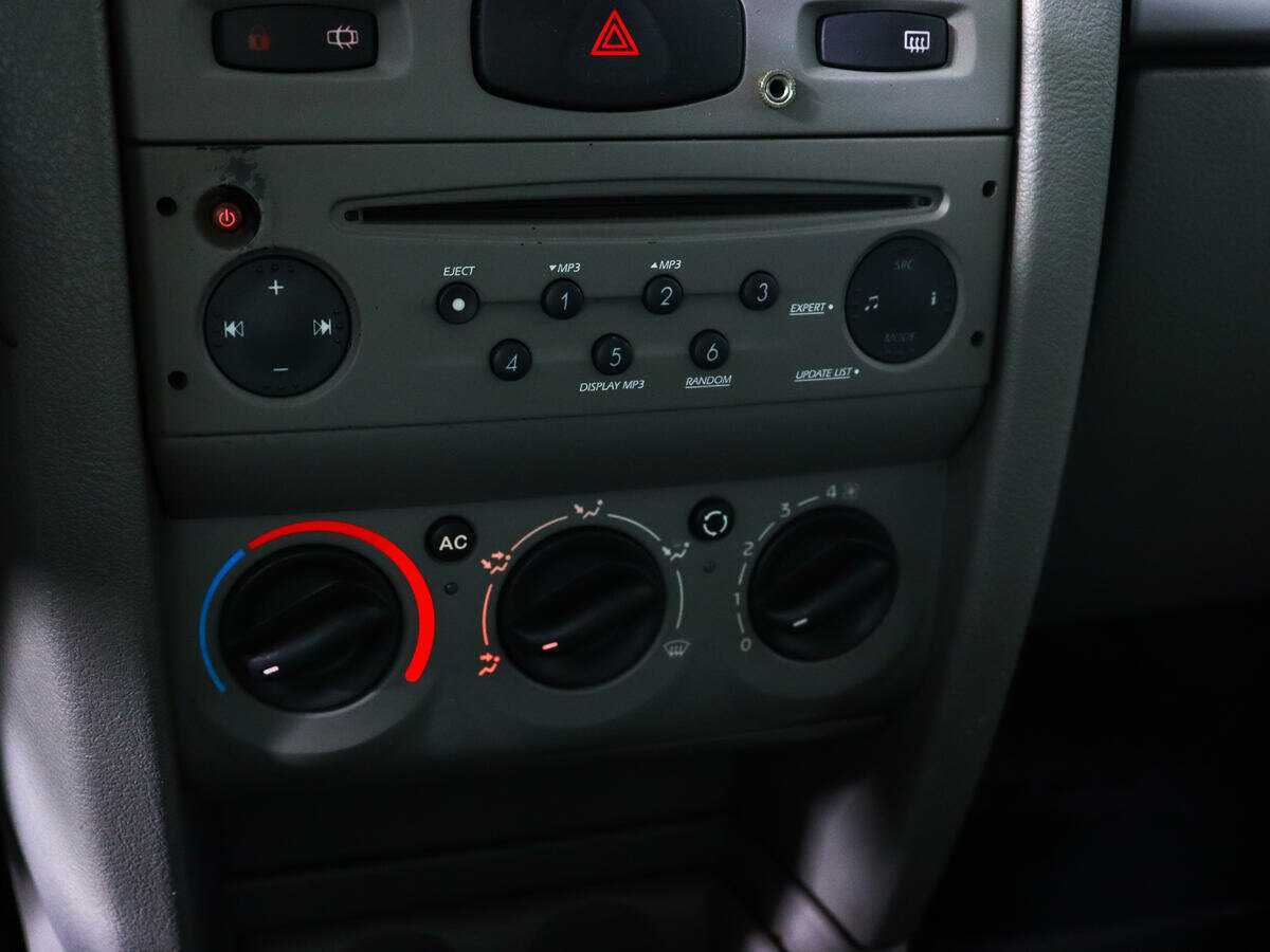 Renault Symbol с пробегом — 2011 год. Фото: #10