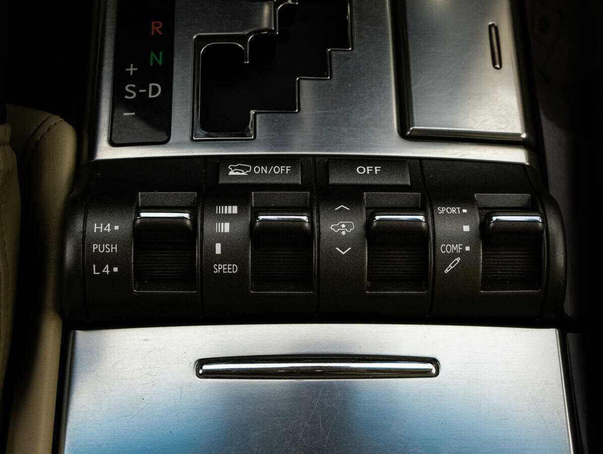 Lexus LX с пробегом — 2008 год. Фото: #16