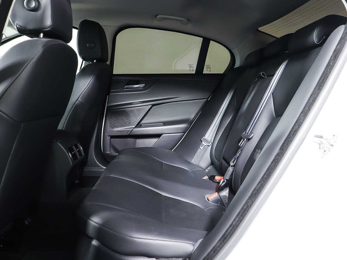 Jaguar XE с пробегом — 2015 год. Фото: #9