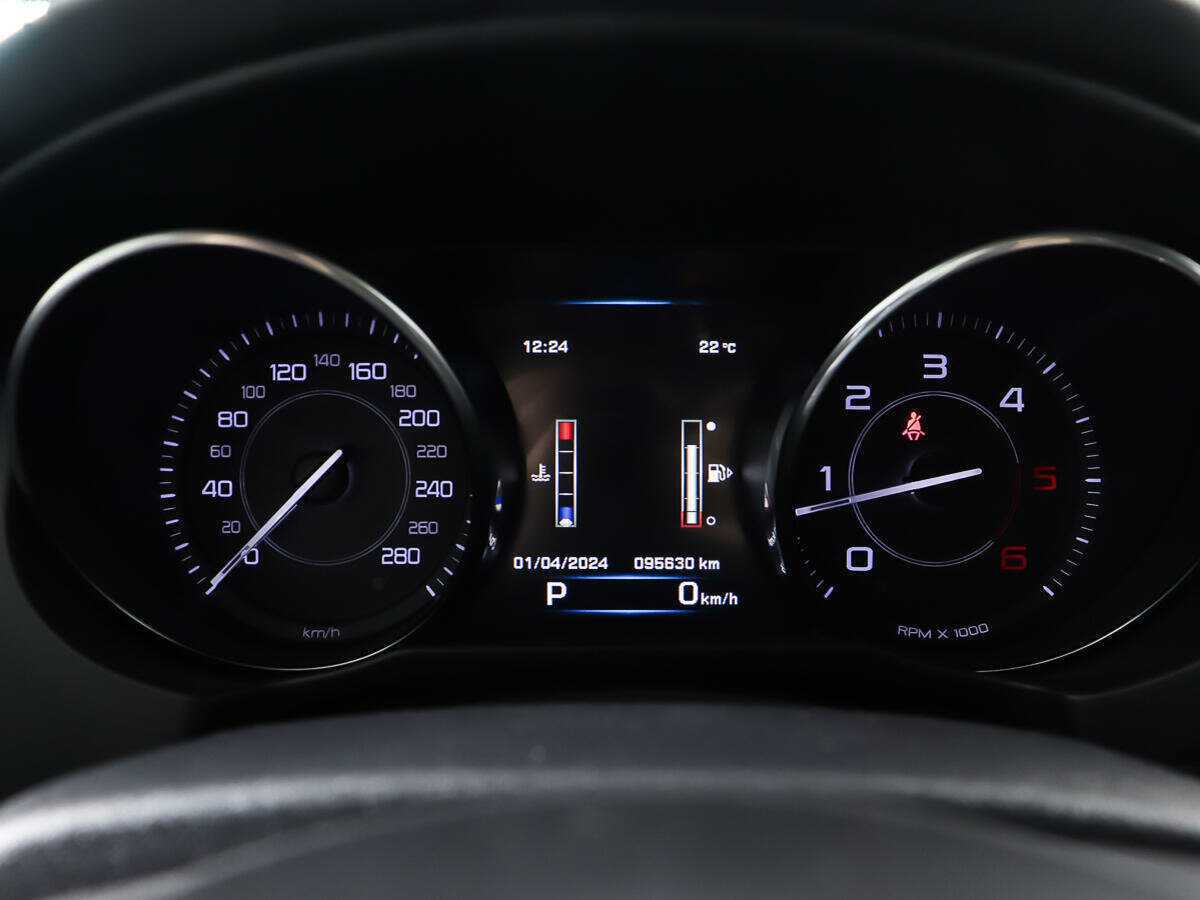 Jaguar XE с пробегом — 2015 год. Фото: #12