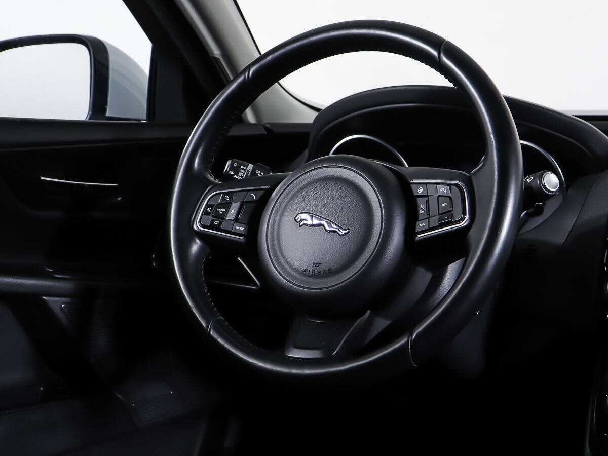 Jaguar XE с пробегом — 2015 год. Фото: #13