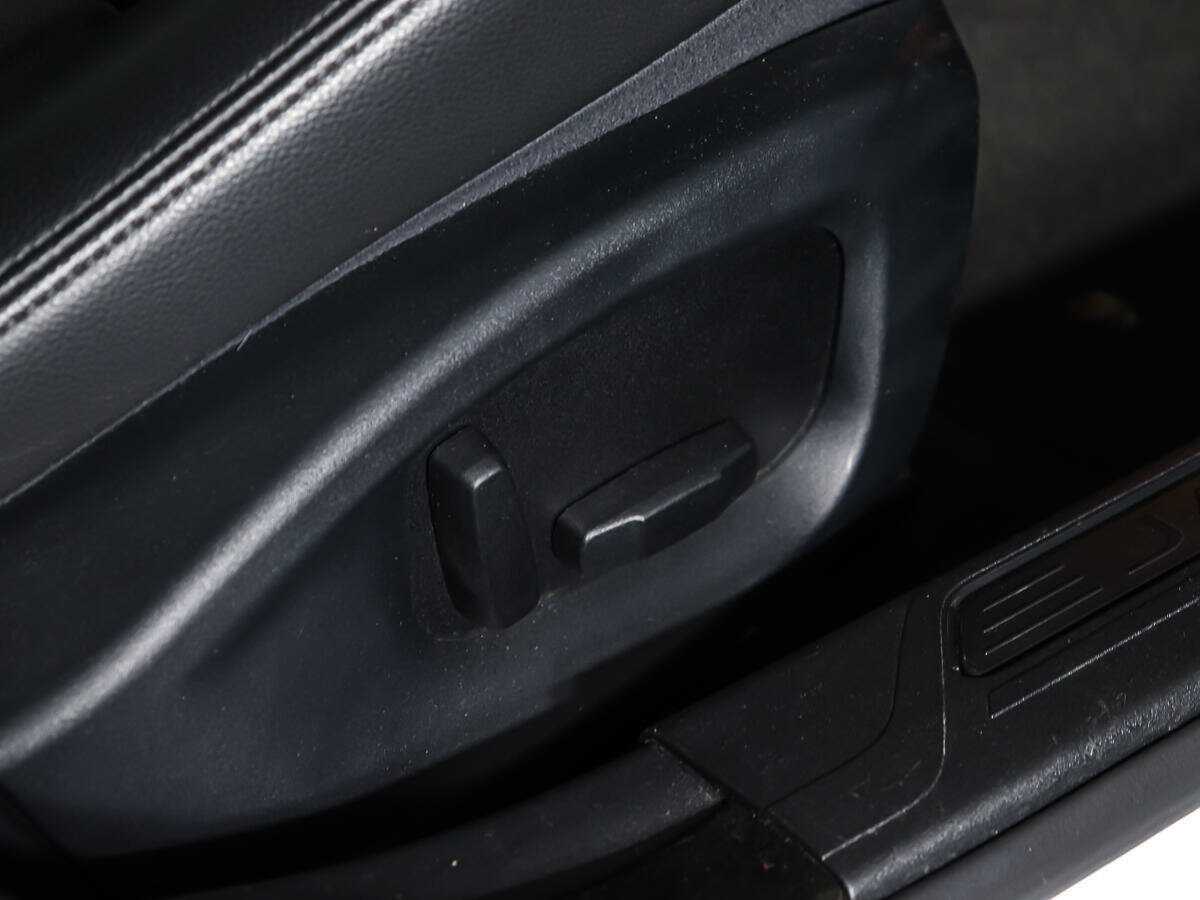 Jaguar XE с пробегом — 2015 год. Фото: #14