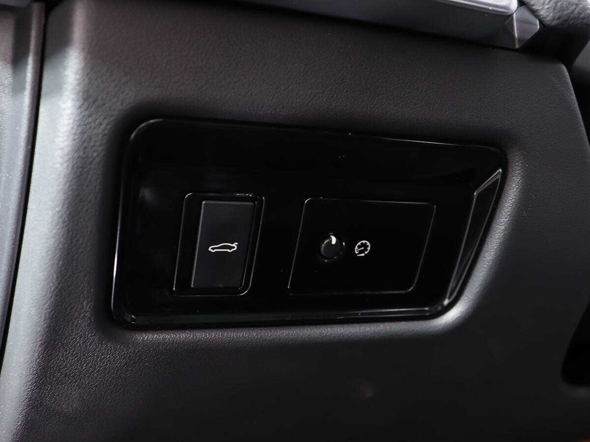 Jaguar XE с пробегом — 2015 год. Фото: #16