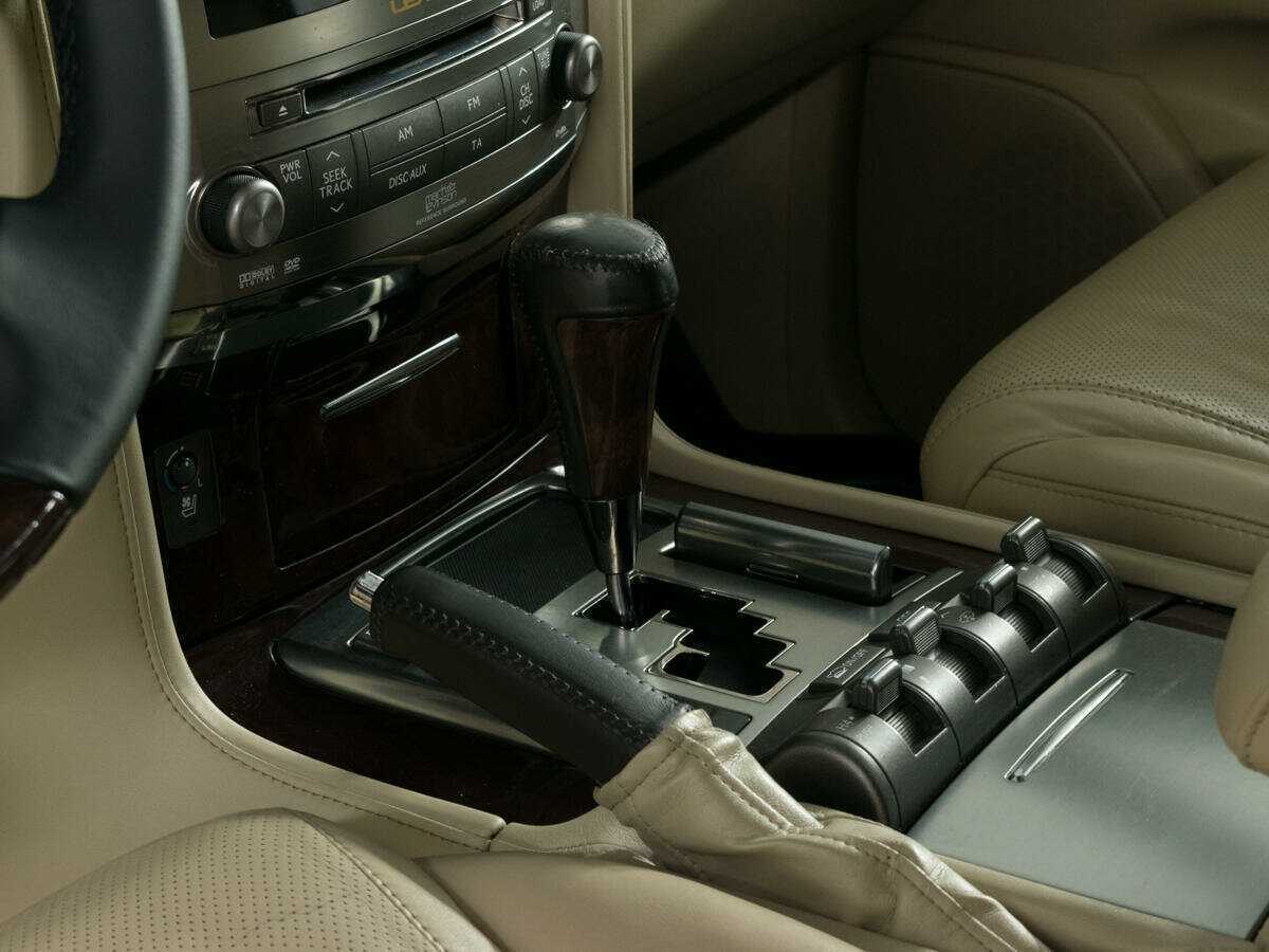 Lexus LX с пробегом — 2008 год. Фото: #20