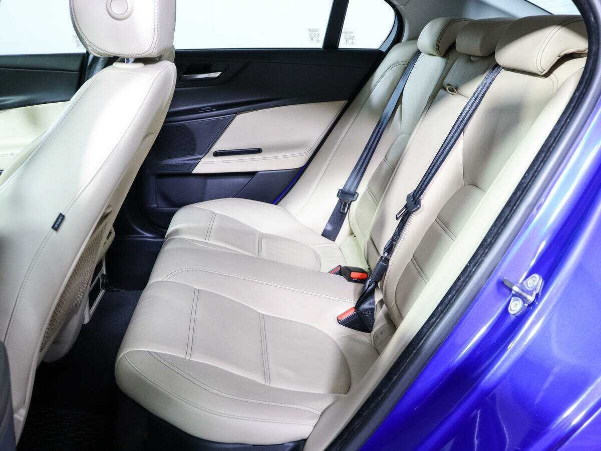 Jaguar XE с пробегом — 2016 год. Фото: #8
