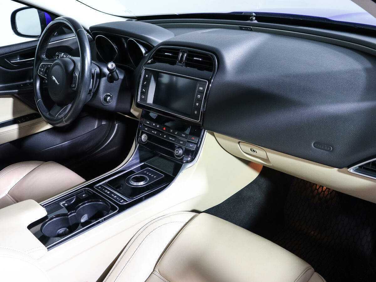 Jaguar XE с пробегом — 2016 год. Фото: #9