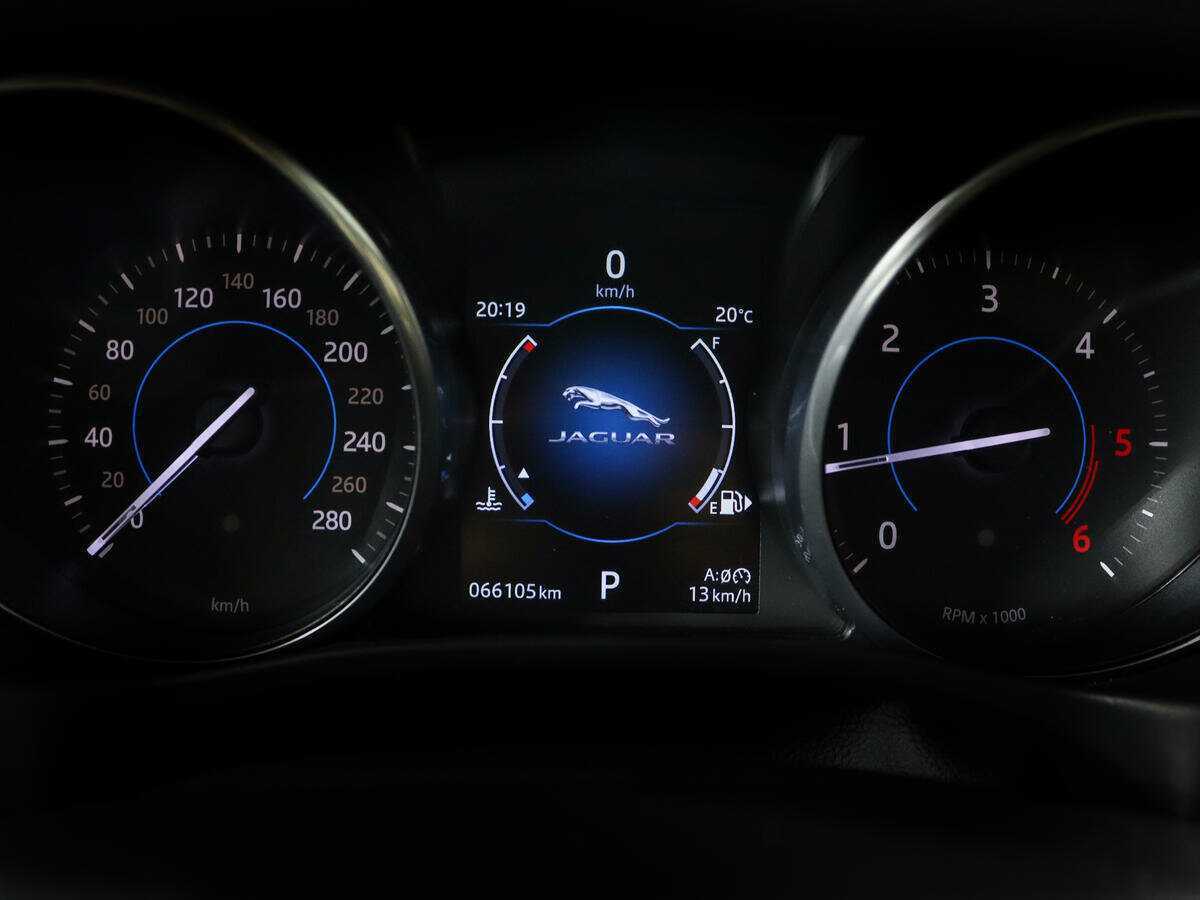 Jaguar XE с пробегом — 2016 год. Фото: #10
