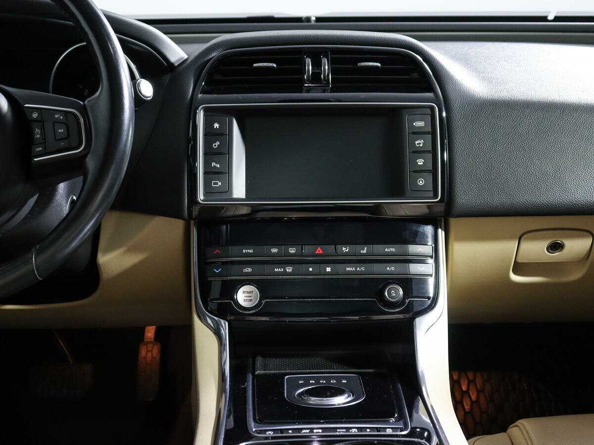 Jaguar XE с пробегом — 2016 год. Фото: #12