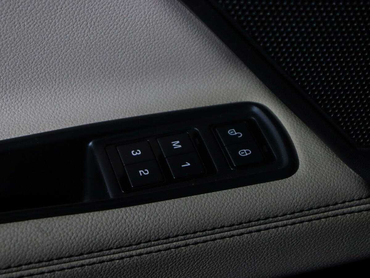 Jaguar XE с пробегом — 2016 год. Фото: #18