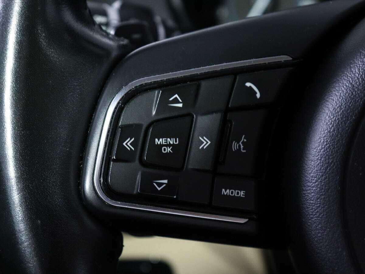 Jaguar XE с пробегом — 2016 год. Фото: #19