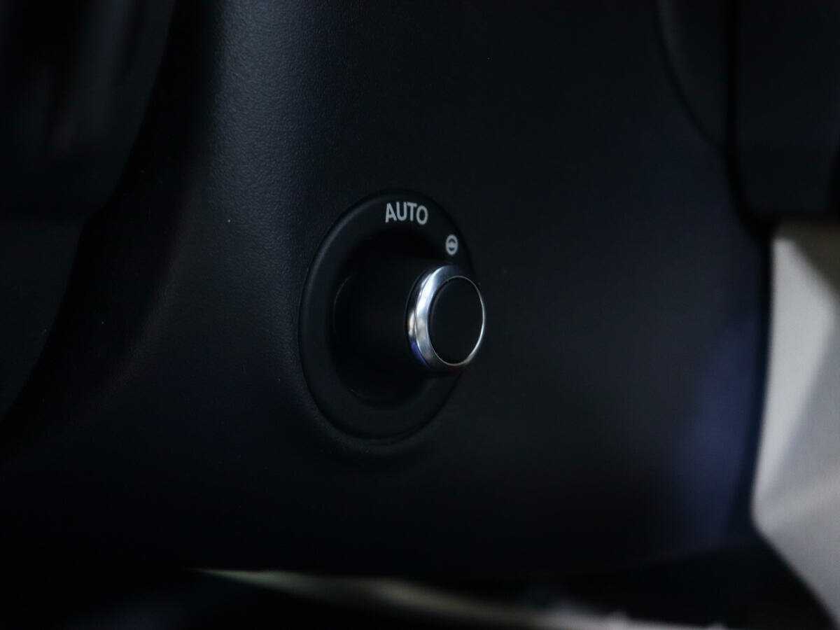 Jaguar XE с пробегом — 2016 год. Фото: #21