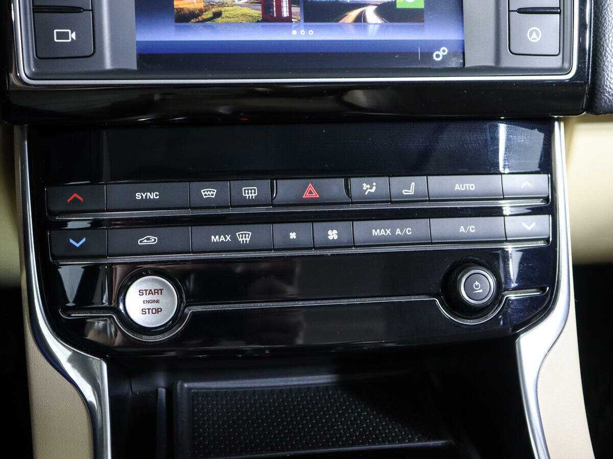 Jaguar XE с пробегом — 2016 год. Фото: #22