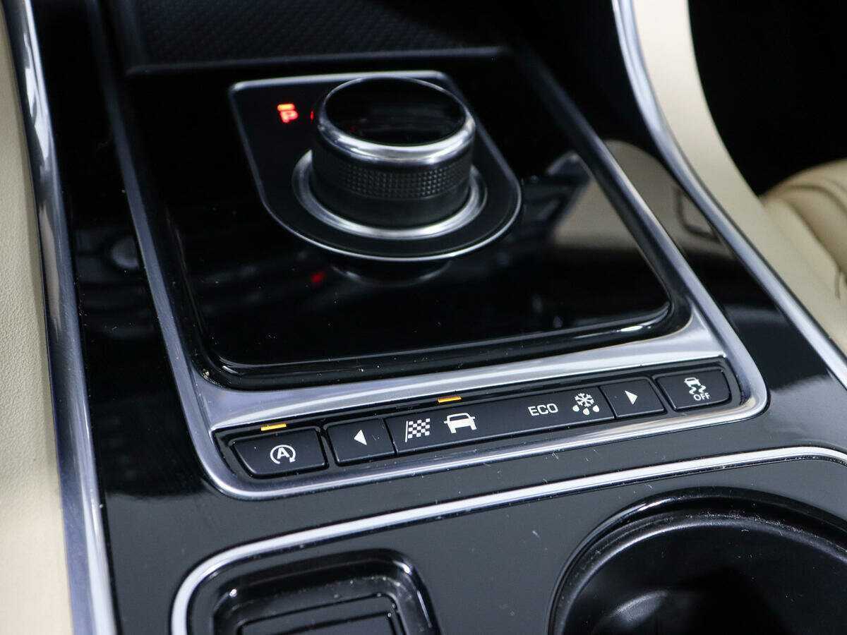 Jaguar XE с пробегом — 2016 год. Фото: #23