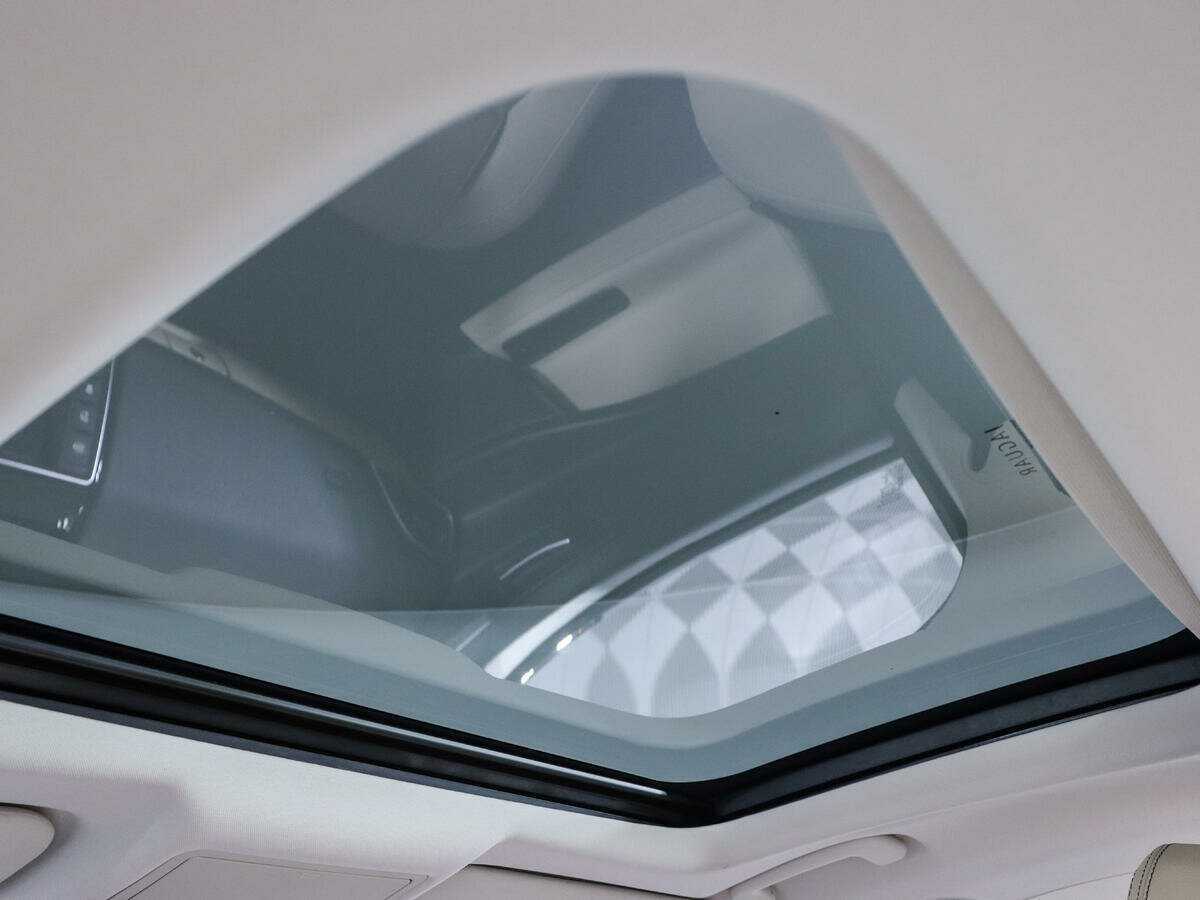 Jaguar XE с пробегом — 2016 год. Фото: #24