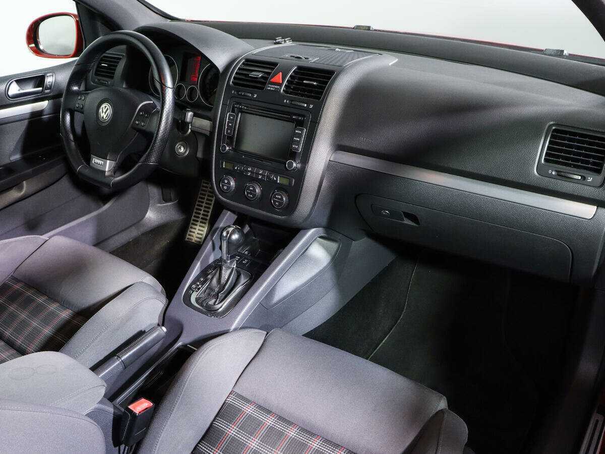 Volkswagen Golf GTI с пробегом — 2008 год. Фото: #7