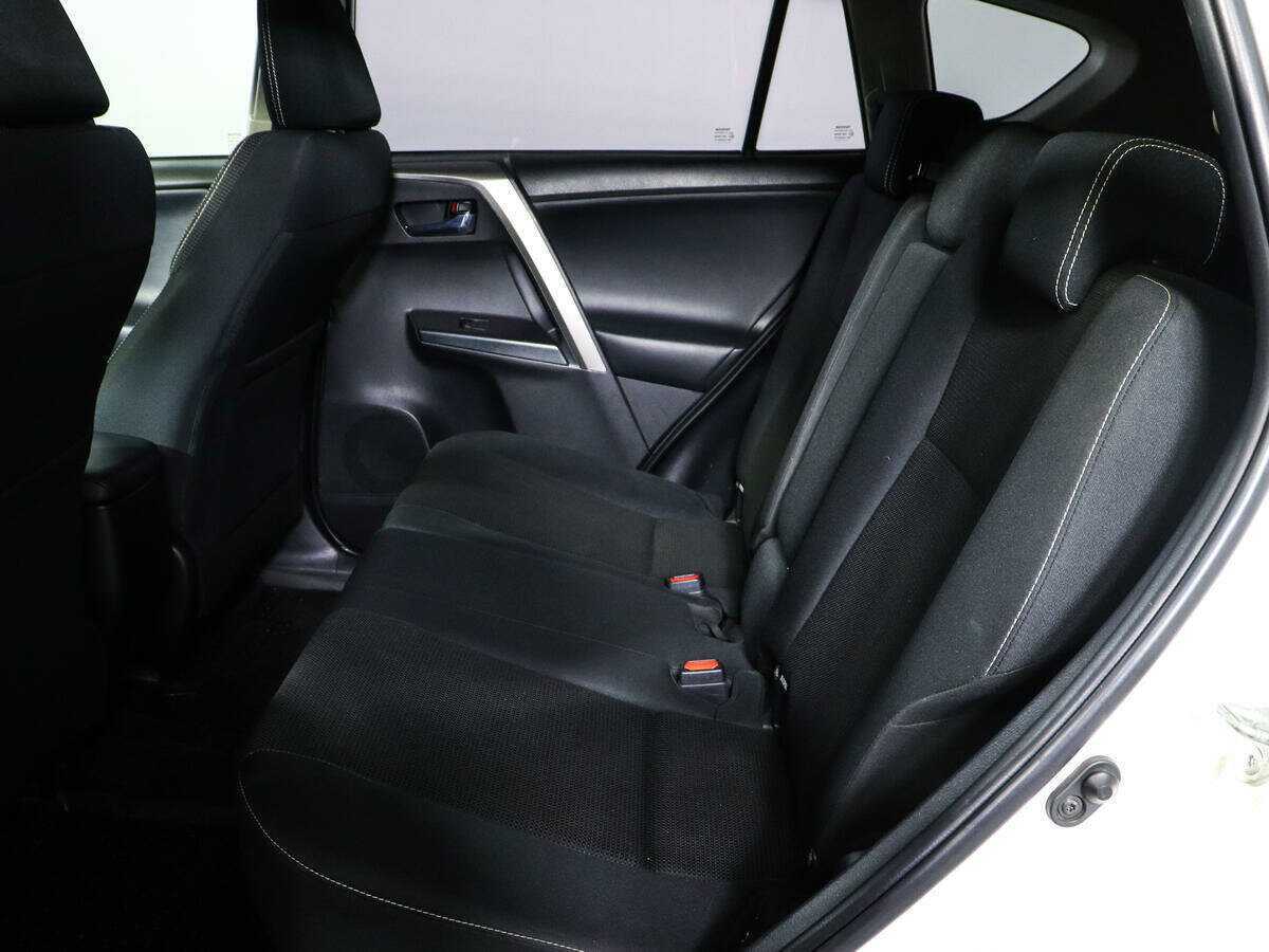 Toyota RAV4 с пробегом — 2017 год. Фото: #7