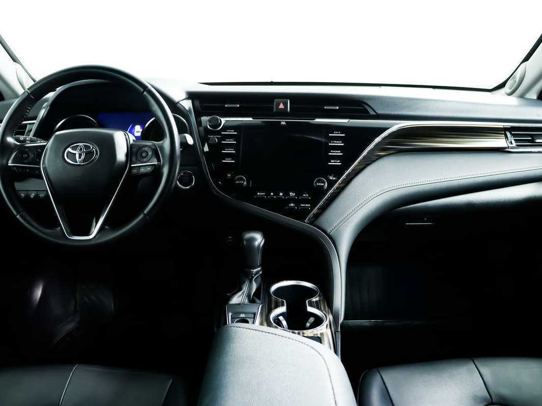 Toyota Camry с пробегом — 2018 год. Фото: #10