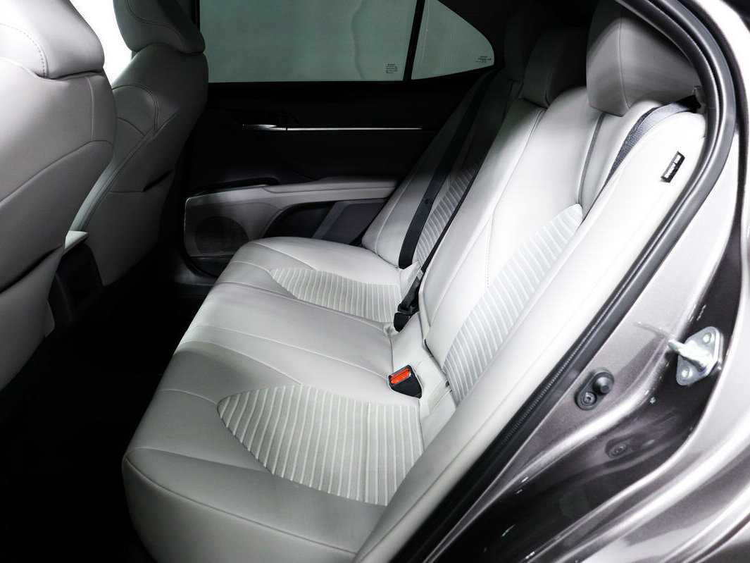Toyota Camry с пробегом — 2021 год. Фото: #11