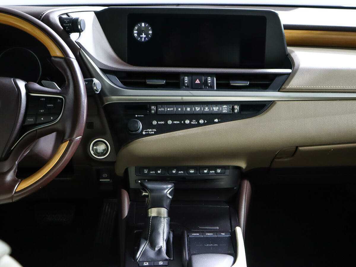 Lexus ES с пробегом — 2018 год. Фото: #12