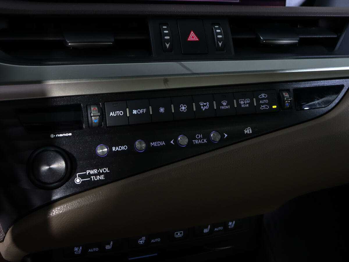 Lexus ES с пробегом — 2018 год. Фото: #26