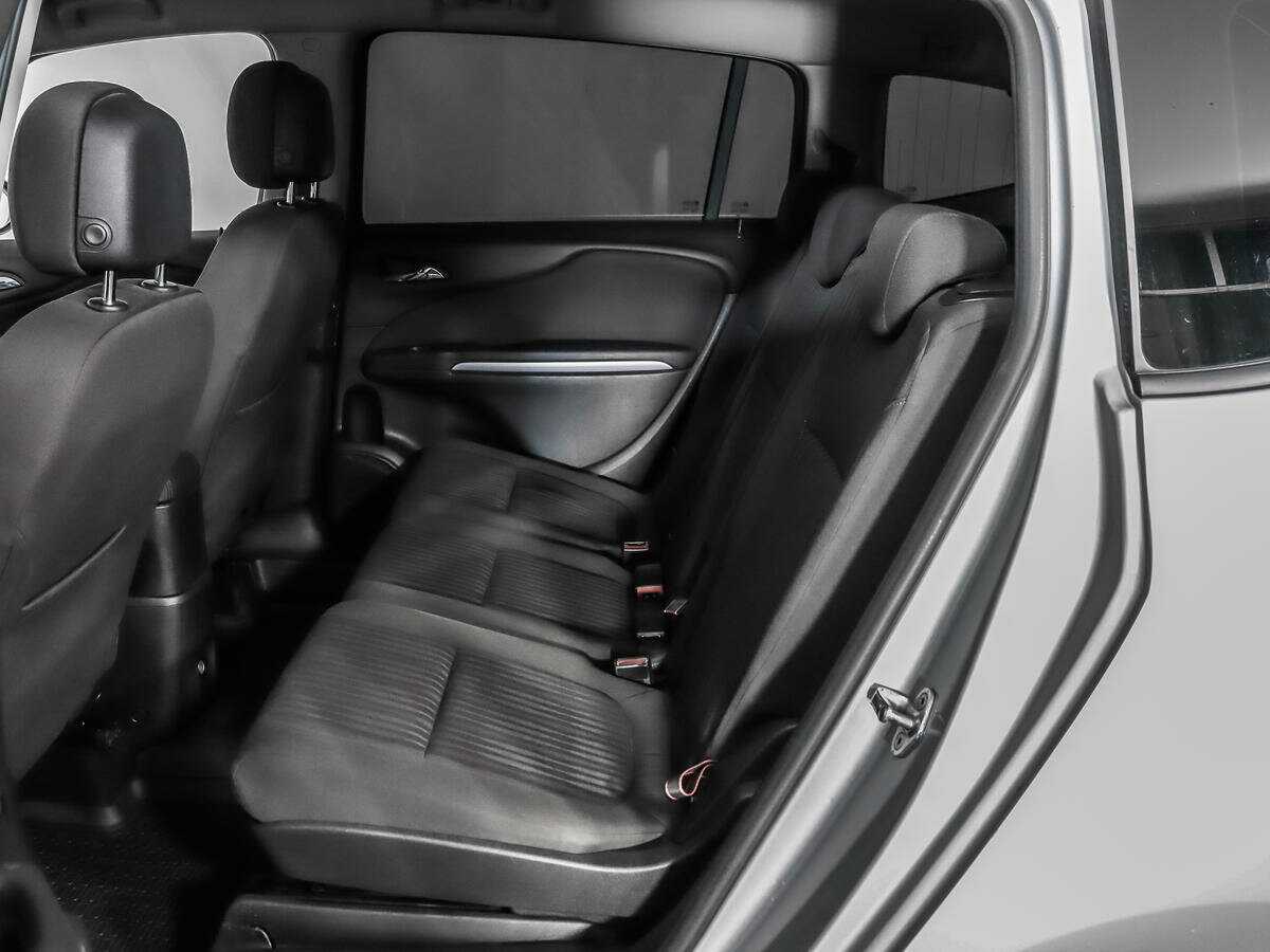 Opel Zafira с пробегом — 2014 год. Фото: #9