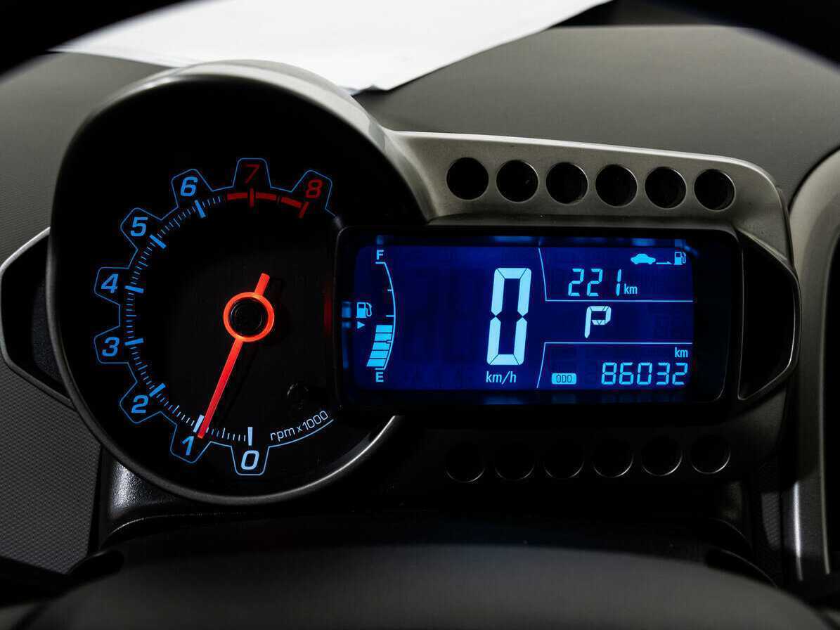 Chevrolet Aveo с пробегом — 2015 год. Фото: #14