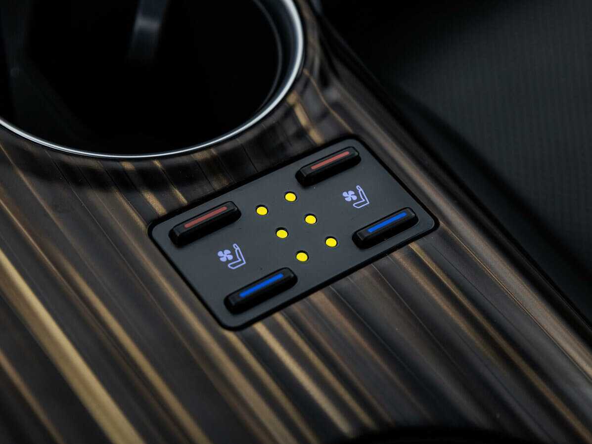 Toyota Camry с пробегом — 2018 год. Фото: #25