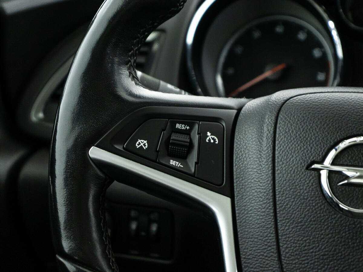 Opel Astra с пробегом — 2012 год. Фото: #16