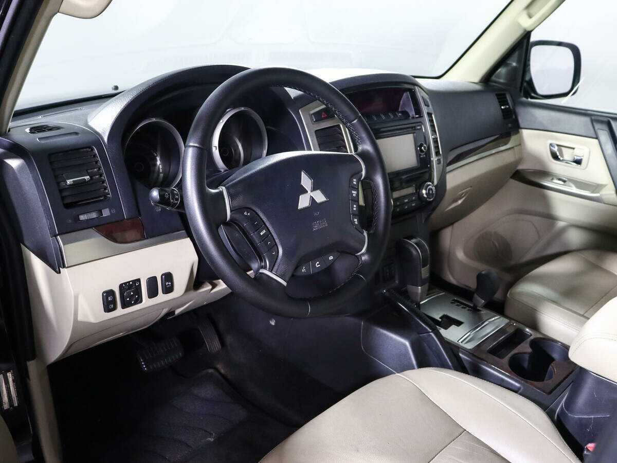 Mitsubishi Pajero с пробегом — 2017 год. Фото: #11