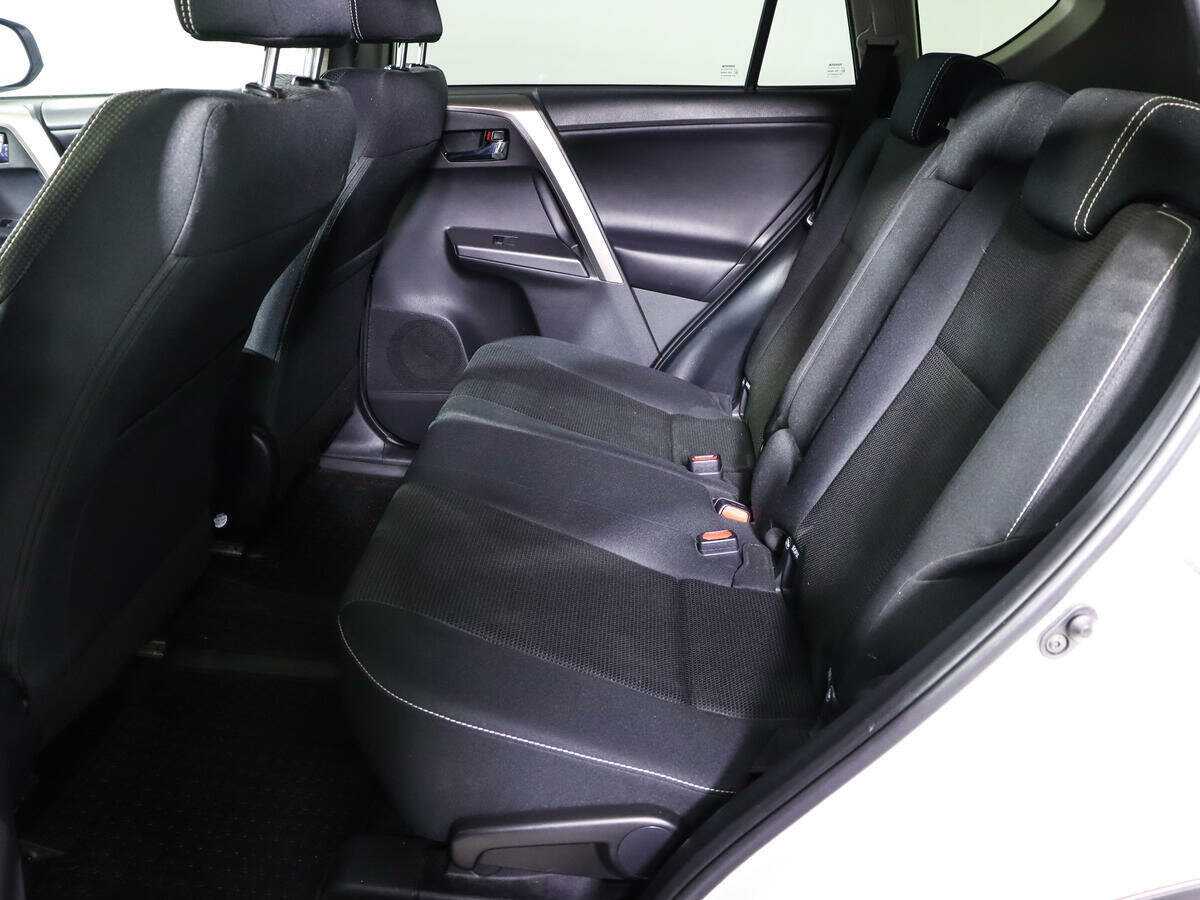 Toyota RAV4 с пробегом — 2018 год. Фото: #6