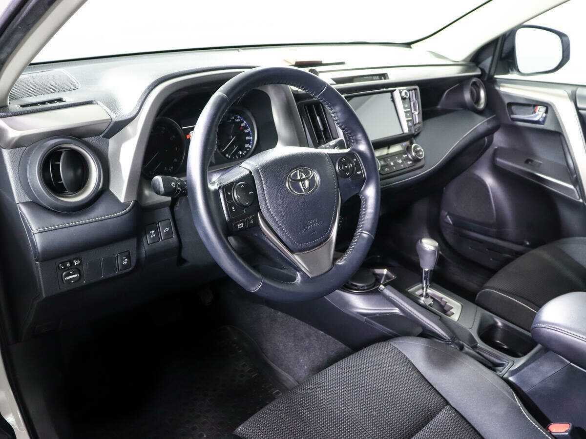 Toyota RAV4 с пробегом — 2018 год. Фото: #11