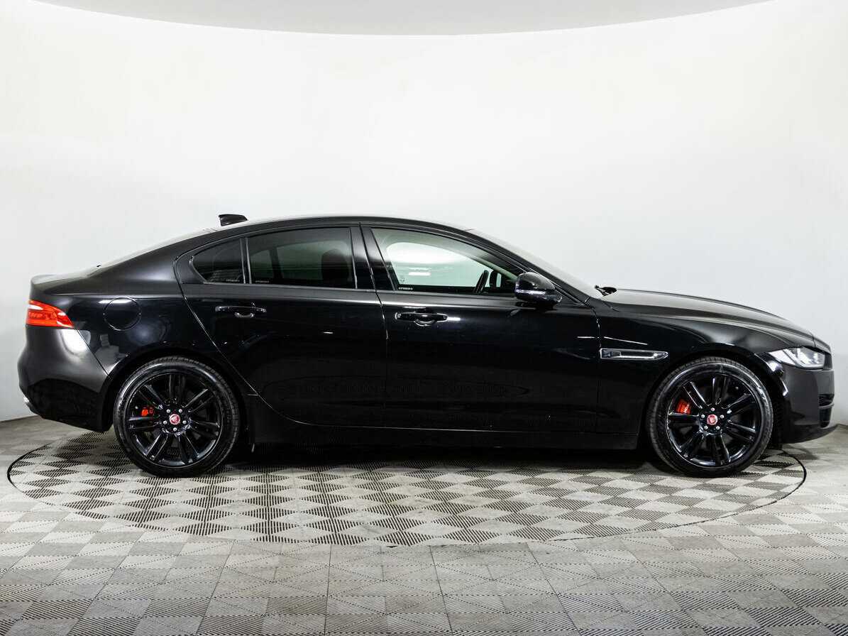 Jaguar XE с пробегом — 2017 год. Фото: #3